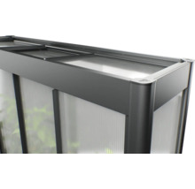Detailansicht eines Gewächshauses mit Polycarbonatplatten