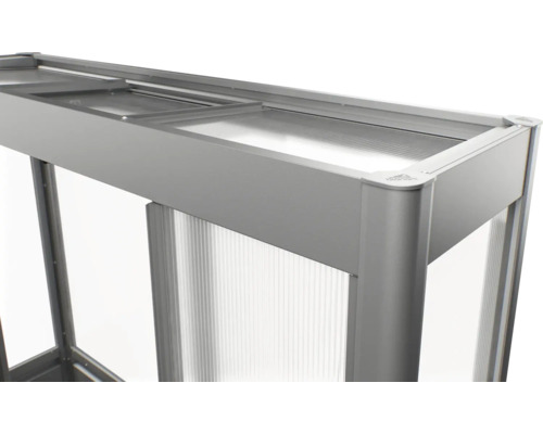 Detailansicht eines Gewächshauses mit Aluminiumrahmen und transluzenten Paneelen