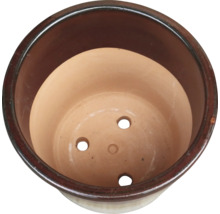 Innenansicht eines Blumentopfs mit Drainagelöchern