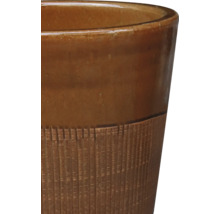 Detailansicht eines Pflanzgefäßes aus Keramik mit gerillter Textur