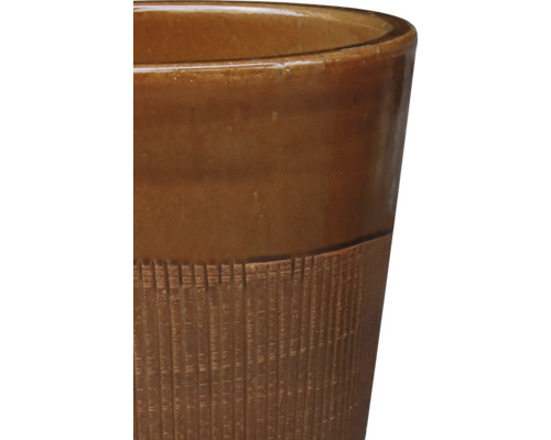 Detailansicht eines Pflanzgefäßes aus Keramik mit gerillter Textur