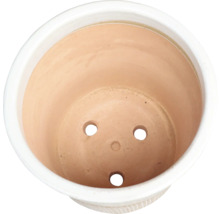 Innenansicht eines Terrakotta-Blumentopfes mit Drainagelöchern