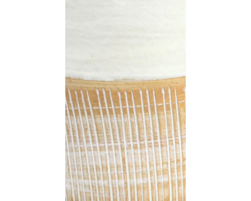 Detailansicht einer gerillten Oberfläche mit geraden Linien