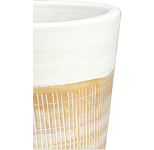 Detailansicht eines Pflanzgefäßes mit vertikalen Linien