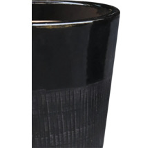 Detailaufnahme eines schwarzen Pflanzgefäßes mit gerillter Textur.