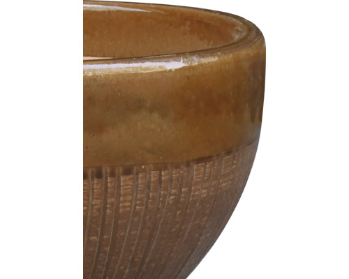 Detailansicht einer Keramikschale mit gerillter Textur