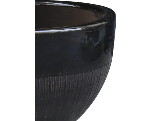 Detailaufnahme eines Blumentopfs aus Keramik mit gerillter Textur