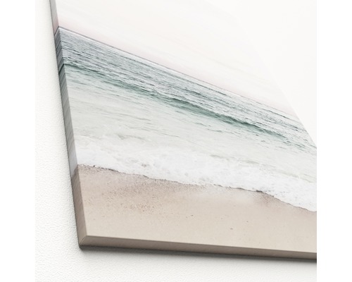Nahaufnahme einer Leinwand mit einem Bild von Strand und Meer