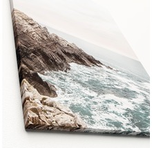 Nahaufnahme einer Leinwand mit einem Felsenstrand und Meer