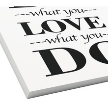 Dekoratives Wandbild mit dem Schriftzug ''Tue, was du liebst''