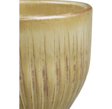 Detailansicht eines Keramikübertopfs mit gerillter Oberfläche