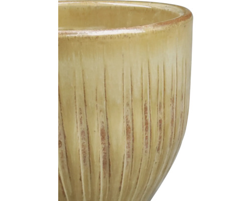 Detailansicht eines Keramikübertopfs mit gerillter Oberfläche