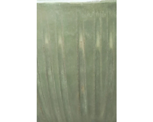 Nahaufnahme einer Pflanzschale mit gerillter Oberfläche