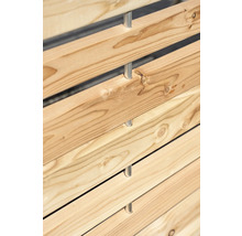 Detailansicht eines Holzzauns mit Metallpfosten