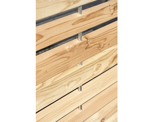 Detailansicht eines Holzzauns mit Metallpfosten