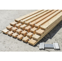 Stapel Holzlatten mit Metallstiften für Bauprojekte