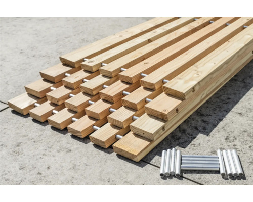 Stapel Holzlatten mit Metallstiften für Bauprojekte