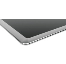 Detailansicht eines Kochfelds mit Edelstahlrahmen