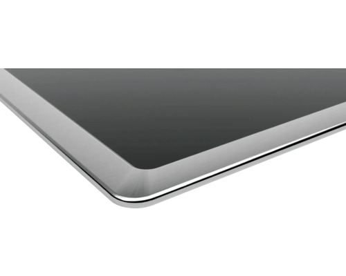 Detailansicht eines Kochfelds mit Edelstahlrahmen