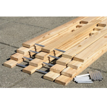 Holzlatten und Metallrohre für den Bau eines Hochbeets