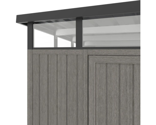 Detailansicht eines Gartenhauses mit Holzwand und Fensterreihe unter dem Dach