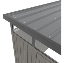 Detailansicht eines Gartenhauses mit Metalldach und Holzwand