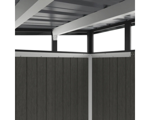 Detailansicht eines Gartenhauses mit grauen Holzpaneelen und Dachkonstruktion.