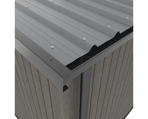 Detailansicht eines Geräteschuppens mit Metalldach und Holzstruktur