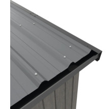 Detailansicht des Metalldachs eines Gartenhauses