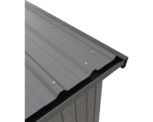 Detailansicht des Metalldachs eines Gartenhauses