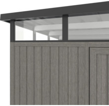 Detailansicht eines Gerätehauses mit Holzwand und Fensterfront