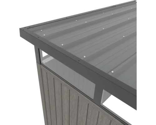 Detailansicht eines Gartenhauses mit Metalldach und Holzverkleidung
