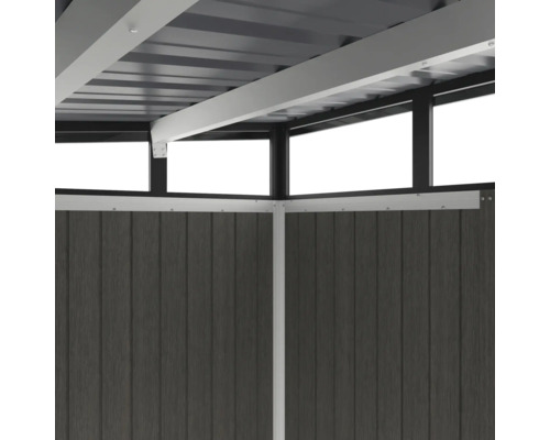 Detailansicht eines Gartenhauses mit Metalldach und Holzwand