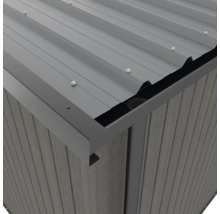 Detailansicht eines Gerätehauses mit Metalldach und Holzverkleidung