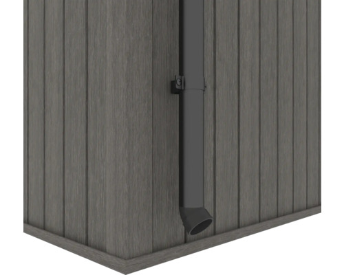 Dachrinnenfallrohr an einer Holzwand