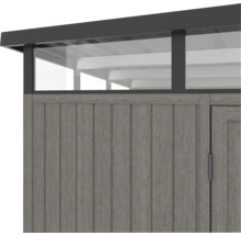 Detailansicht eines Gartenhauses mit Holzwand und Fenster