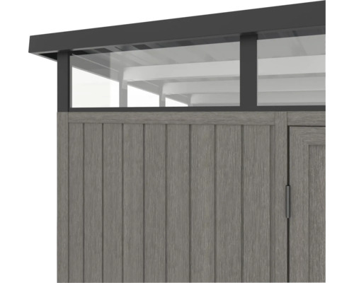 Detailansicht eines Gartenhauses mit Holzwand und Fenster