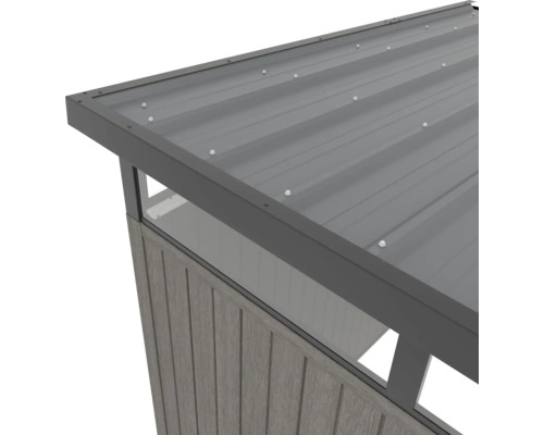 Detailansicht eines Gartenhauses mit Metalldach und Holzwand
