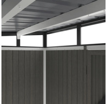 Detailansicht einer Gartenhütte mit Dach und Holzwand