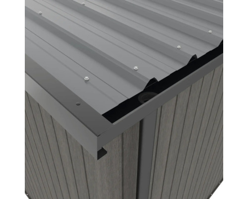 Detailansicht eines Gerätehauses mit Metalldach und Holzverkleidung.