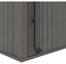 Detailansicht einer Regenrinne an einer Holzwand