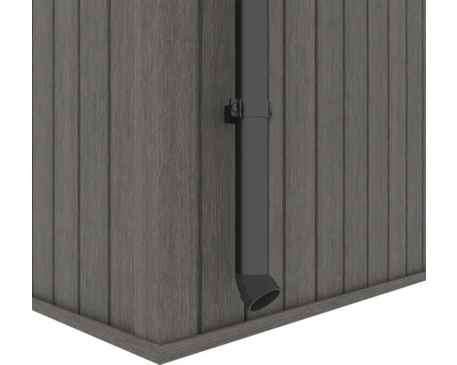 Detailansicht einer Regenrinne an einer Holzwand