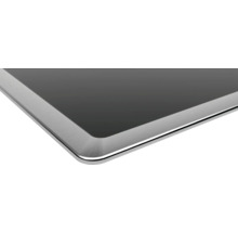 Detailaufnahme einer Kochfeldkante mit silberfarbenem Rahmen