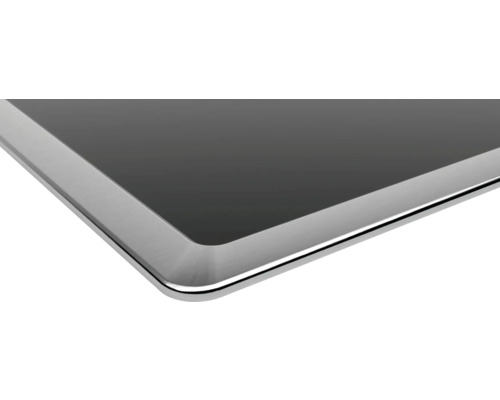 Detailaufnahme einer Kochfeldkante mit silberfarbenem Rahmen