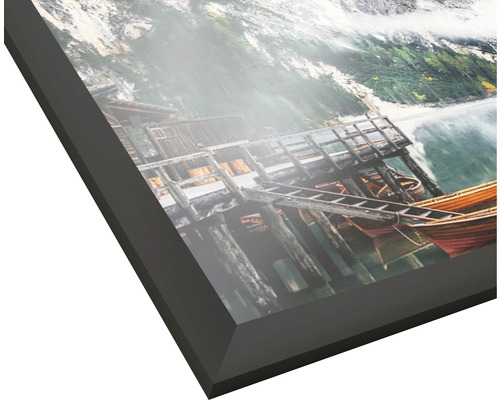 Gerahmtes Wandbild mit Bergsee und Bootssteg