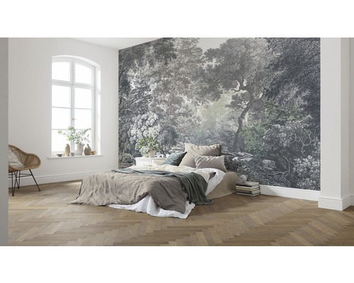 Helles Schlafzimmer mit gemusterter Fototapete, Bett und Parkettboden