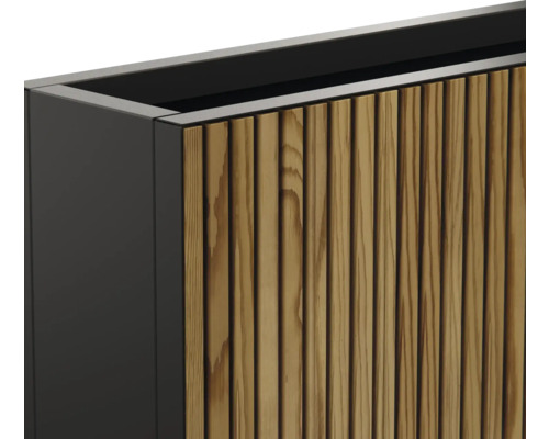 Blumenkasten mit Holzverkleidung