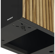 Detailansicht einer Herstera Gartenleuchte mit Holzverkleidung und Befestigungselementen.