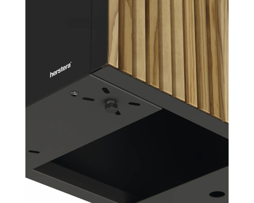 Detailansicht einer Herstera Gartenleuchte mit Holzverkleidung und Befestigungselementen.