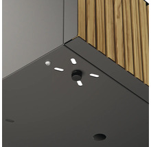 Detailansicht einer Gartenhausbeleuchtung mit Sensor und Holzelementen